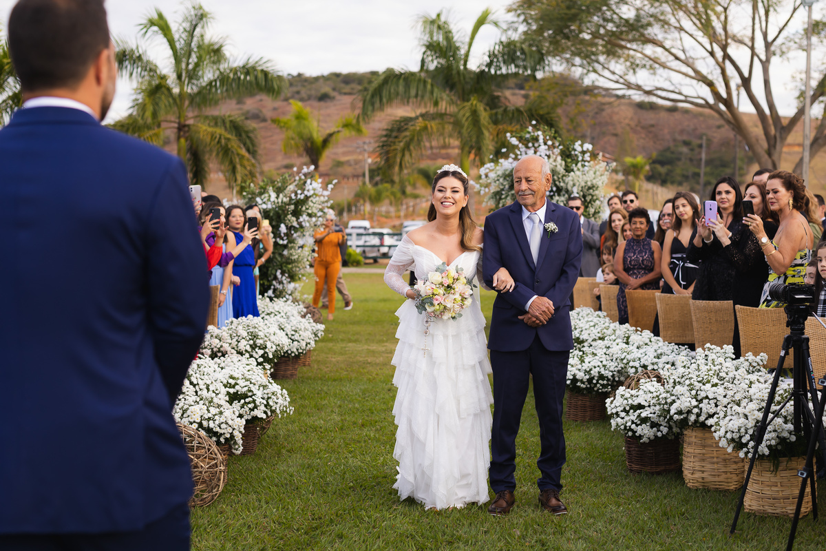 entrada noiva na cerimonia Vale dos Desejos  Fernanda e Leo  Casamento