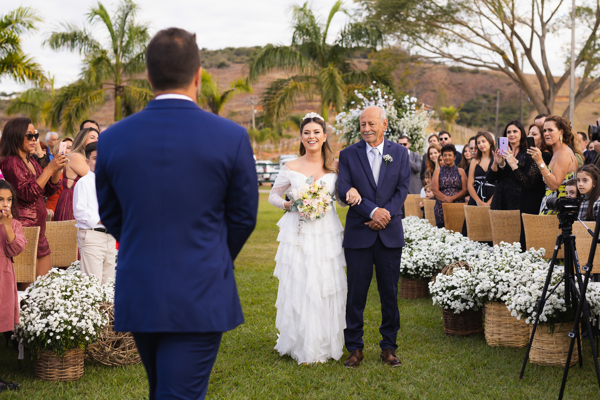 entrada noiva na cerimonia Vale dos Desejos  Fernanda e Leo  Casamento