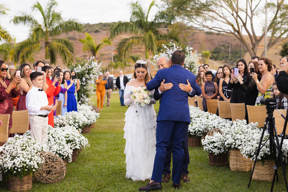 entrada noiva na cerimonia Vale dos Desejos  Fernanda e Leo  Casamento