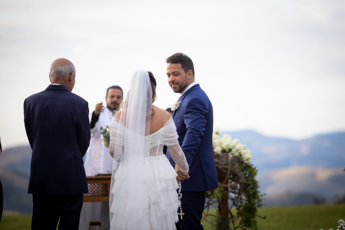 entrada noiva na cerimonia Vale dos Desejos  Fernanda e Leo  Casamento