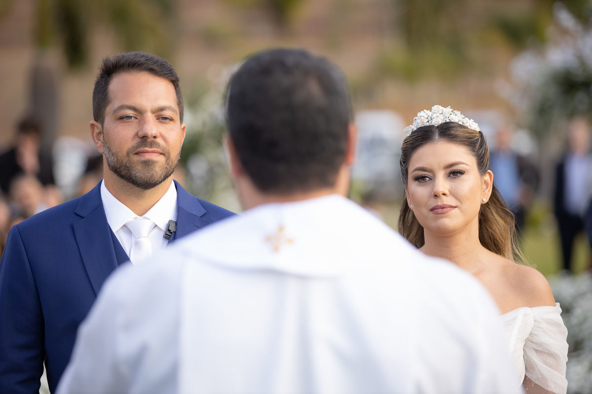 casal na cerimonia Vale dos Desejos  Fernanda e Leo  Casamento