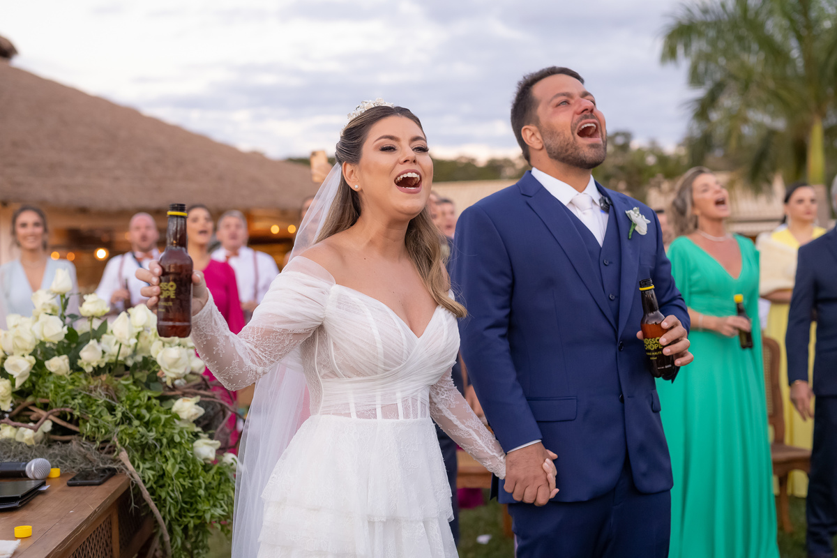 casal cantando na cerimonia Vale dos Desejos  Fernanda e Leo  Casamento