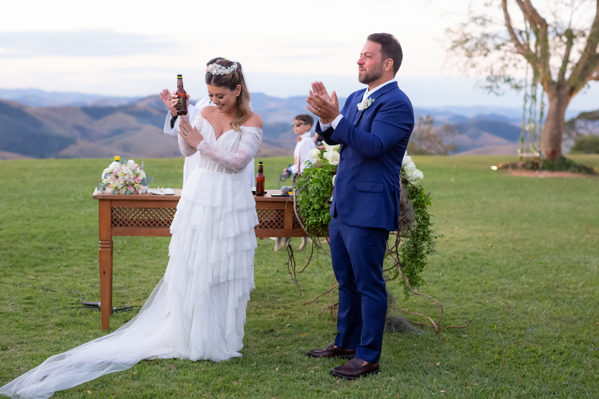 casal cantando na cerimonia Vale dos Desejos  Fernanda e Leo  Casamento