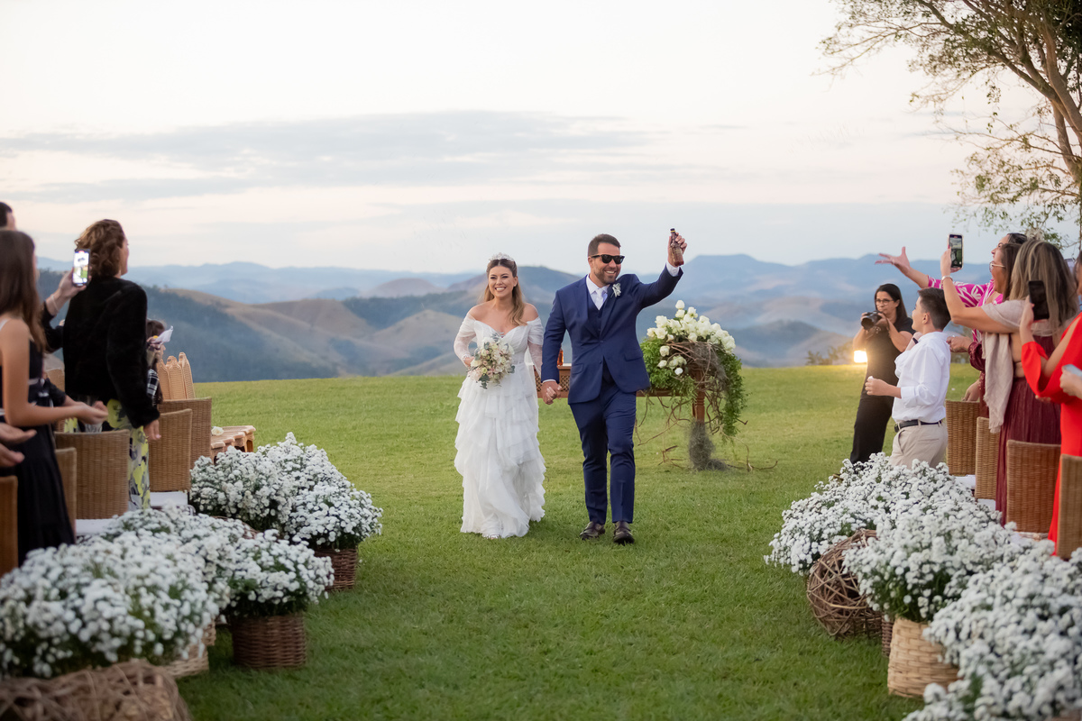 saida casal na cerimonia Vale dos Desejos  Fernanda e Leo  Casamento