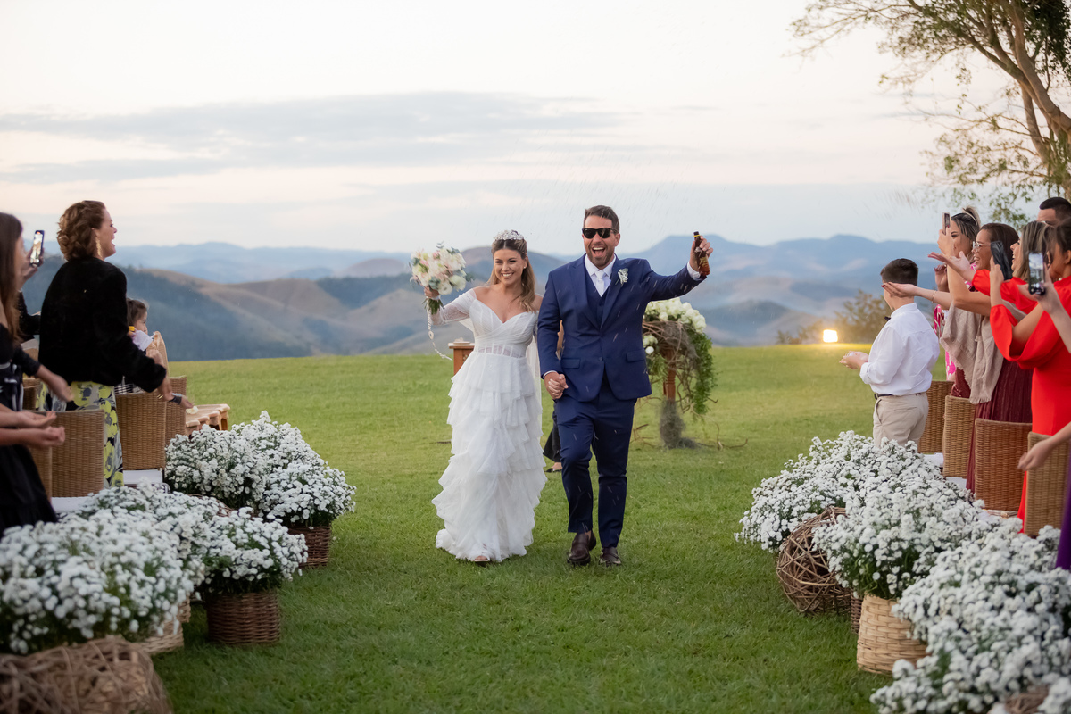 saida casal na cerimonia Vale dos Desejos  Fernanda e Leo  Casamento