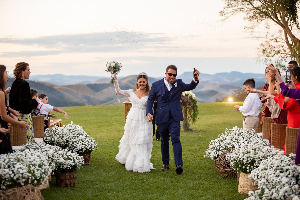 saida casal na cerimonia Vale dos Desejos  Fernanda e Leo  Casamento