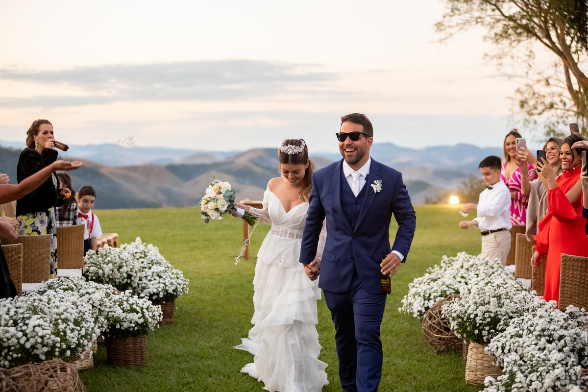 saida casal na cerimonia Vale dos Desejos  Fernanda e Leo  Casamento