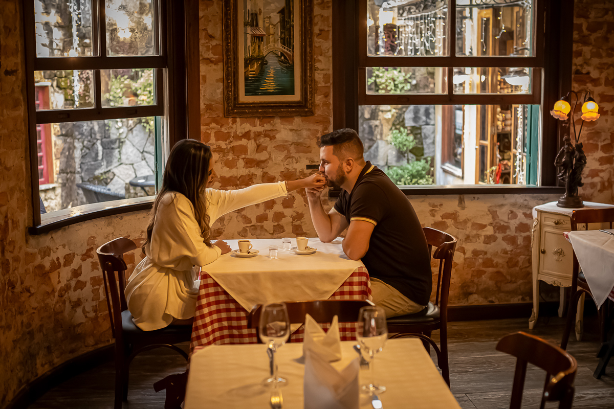 casal no restaurante