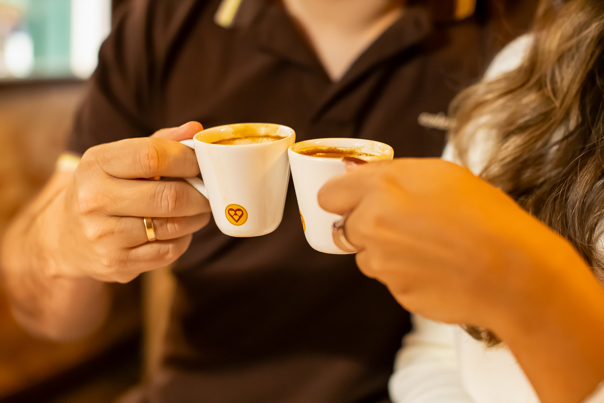 casal tomando café