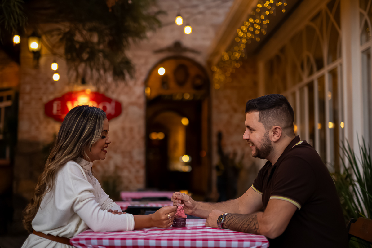 casal tomando sorvete