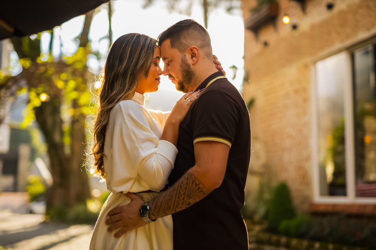 casal de olhos fechados abraçado