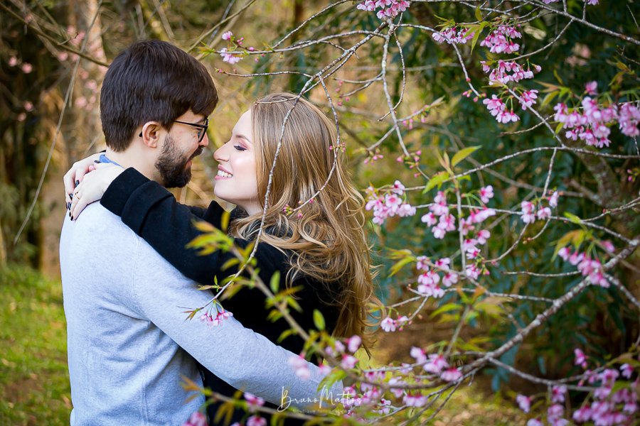 noiva sorrindo na cerejeira