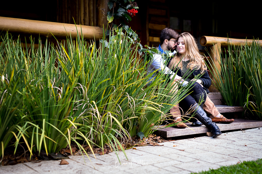 casal sentados na escada