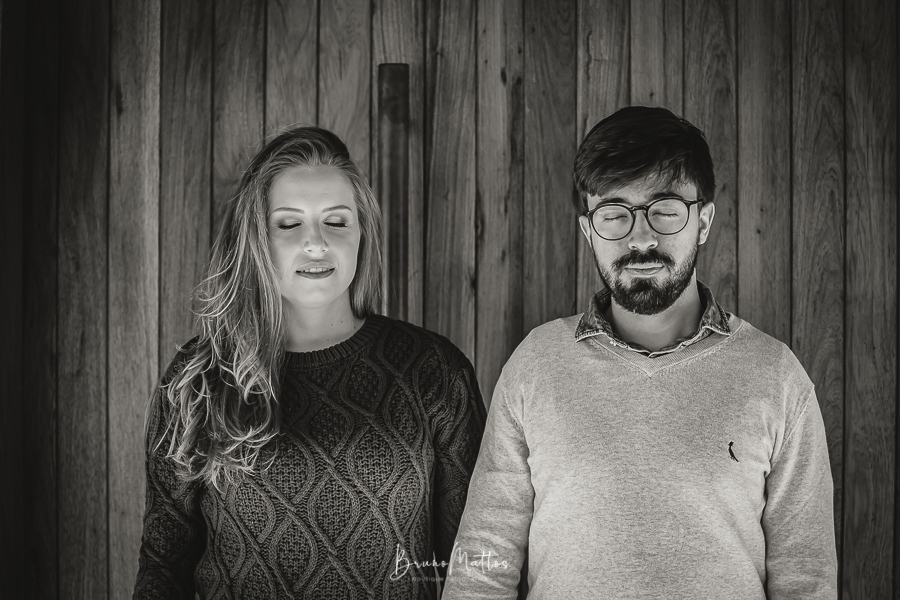 foto pb casal olhos fechado na porta
