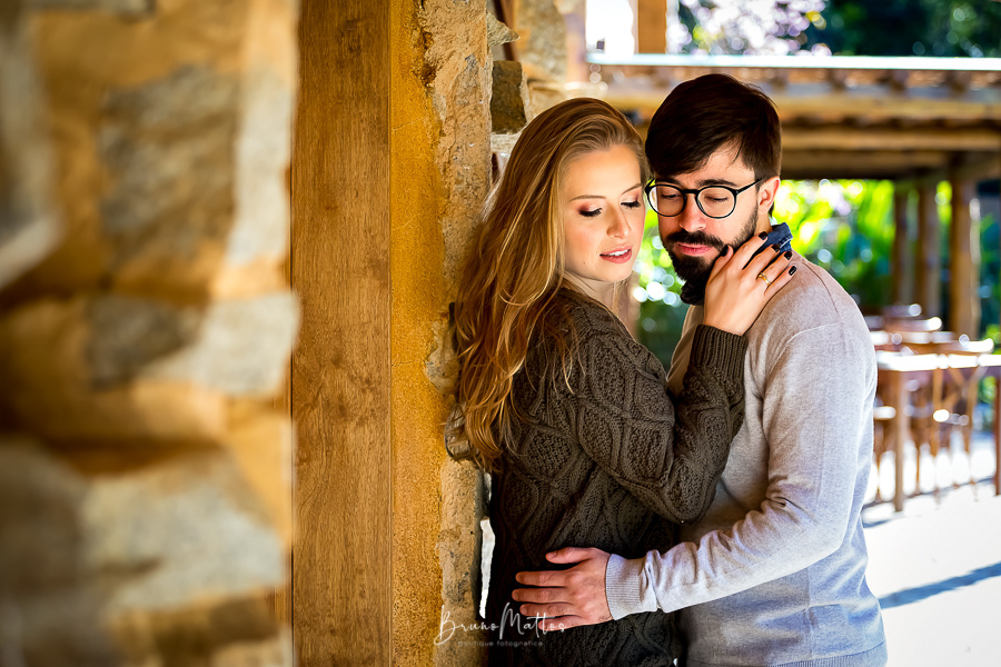 casal olhando para o chão
