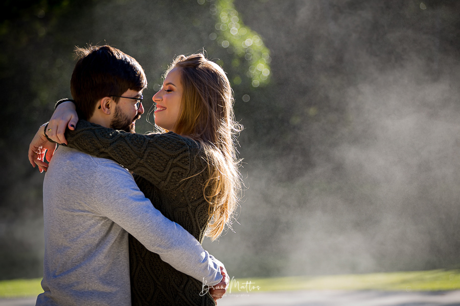 casal na beira da piscina aquecida 