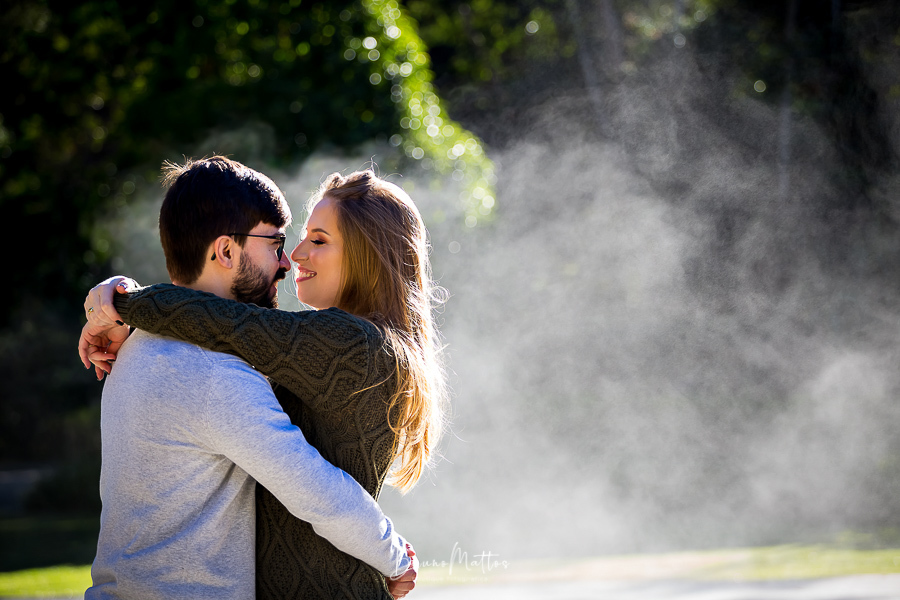 casal se olhando com fumaça
