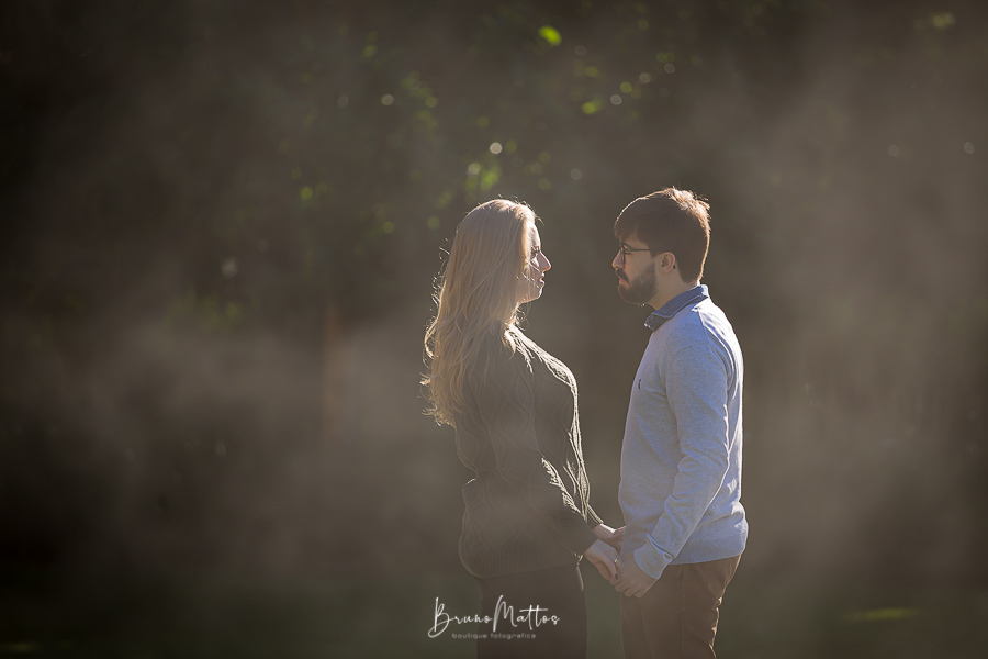 casal no meo da fumaça 