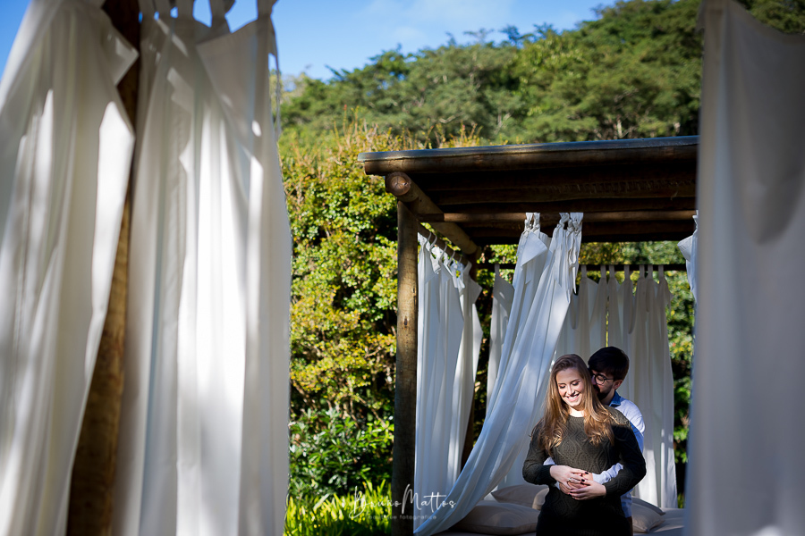 casal entre as cortinas