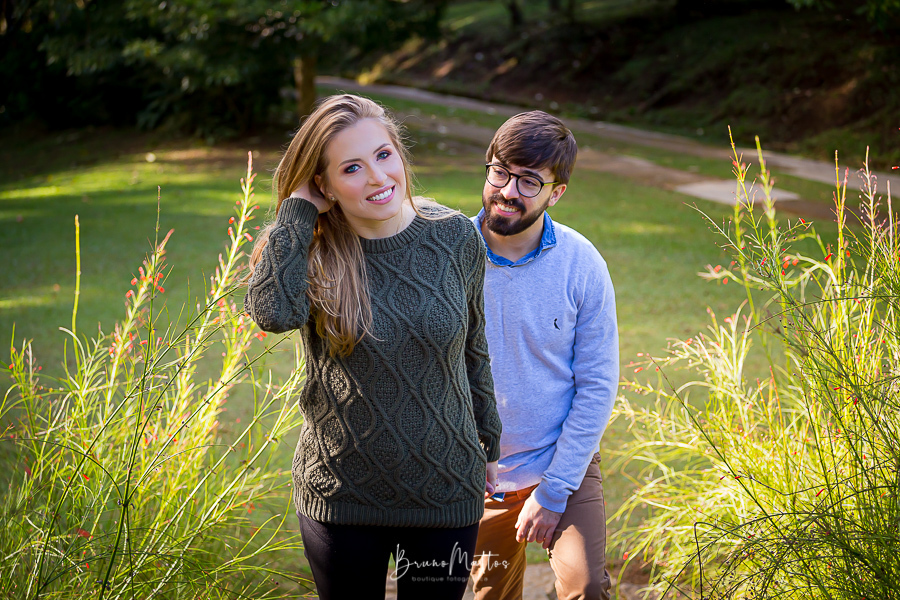 subindo a escada e mexendo no cabelo