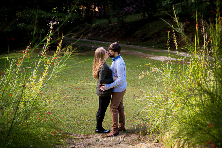 casal na beira da escada cercado de natureza