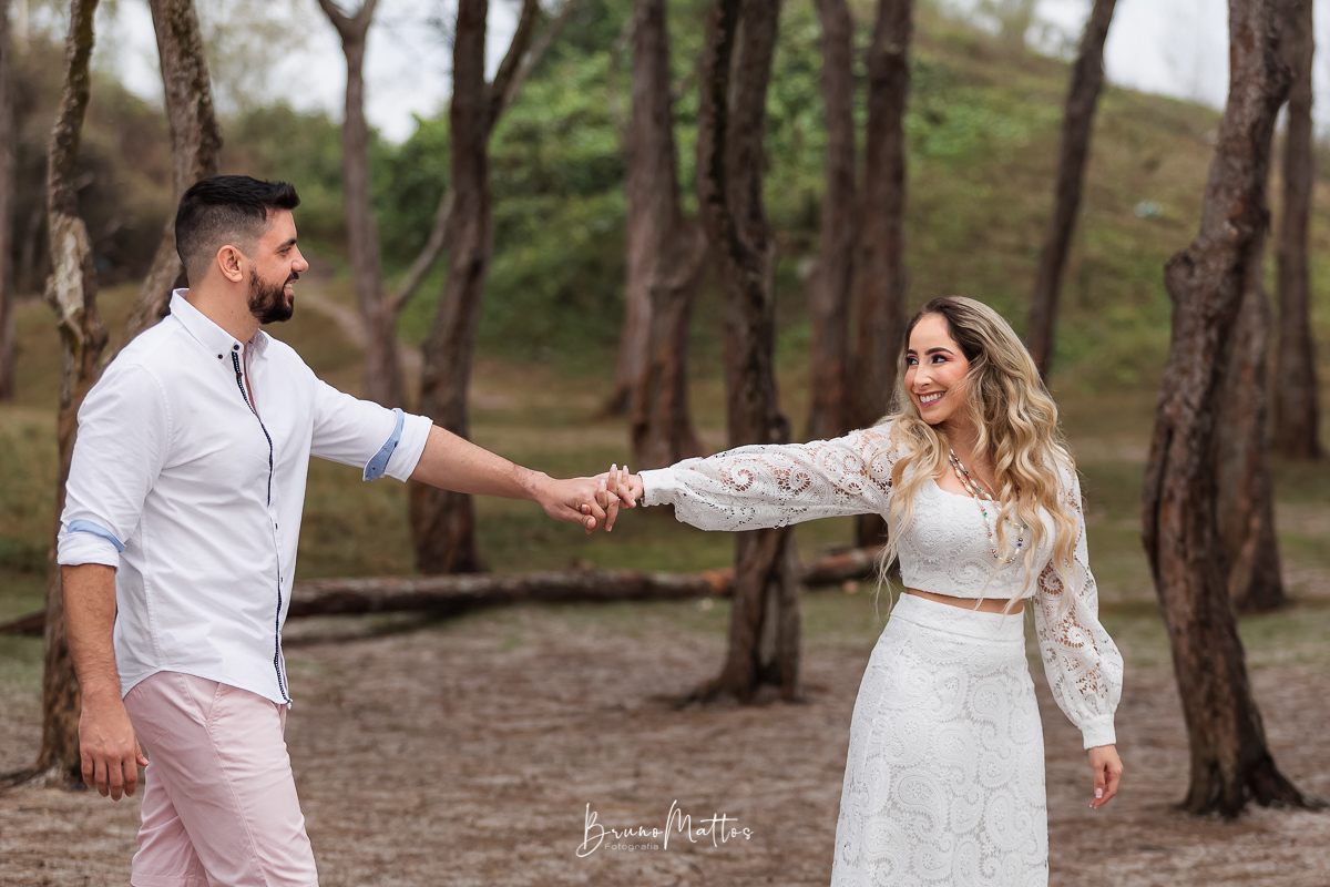 noivos de mãos dadas