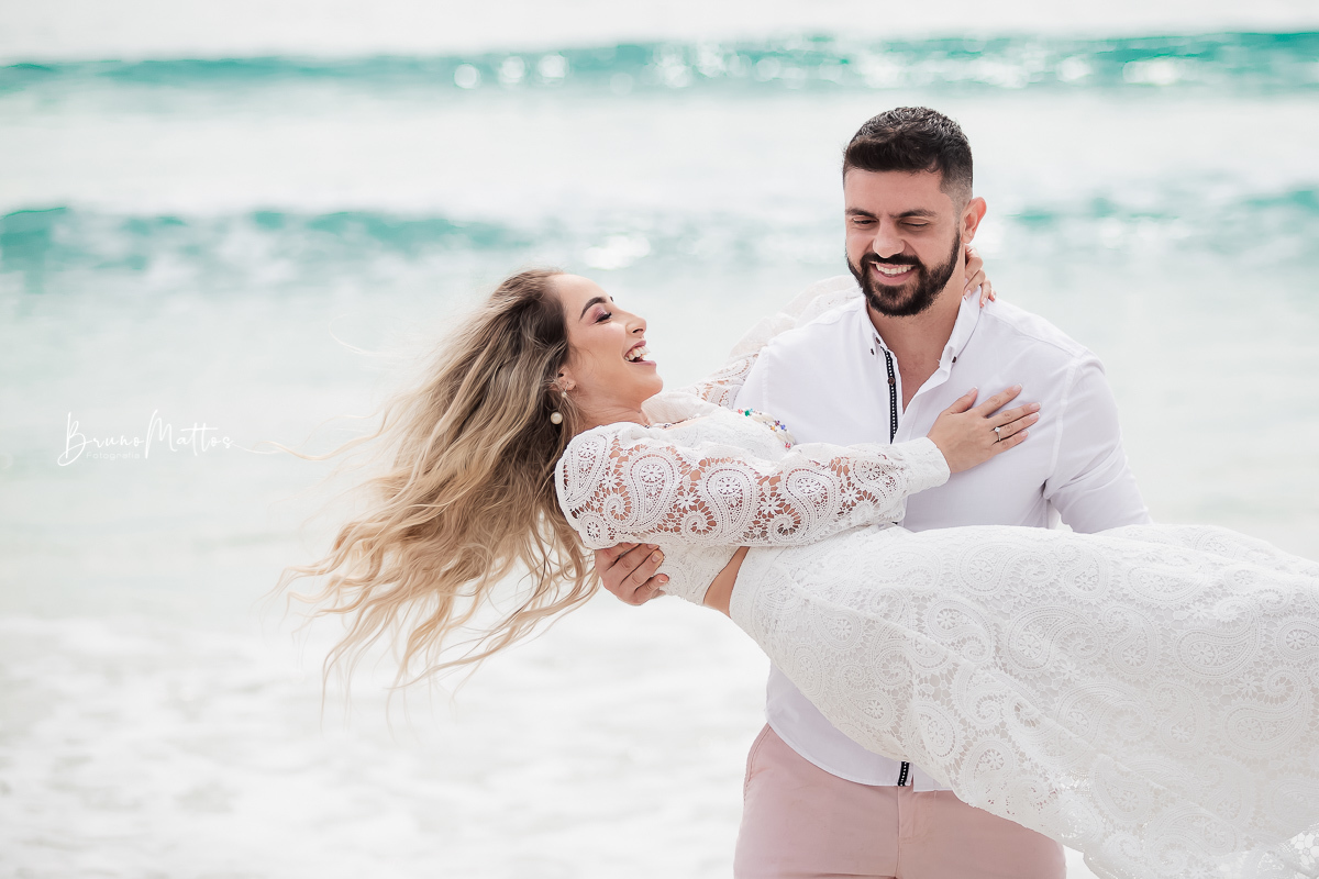 noivo com a noiva no colo e rodando ela