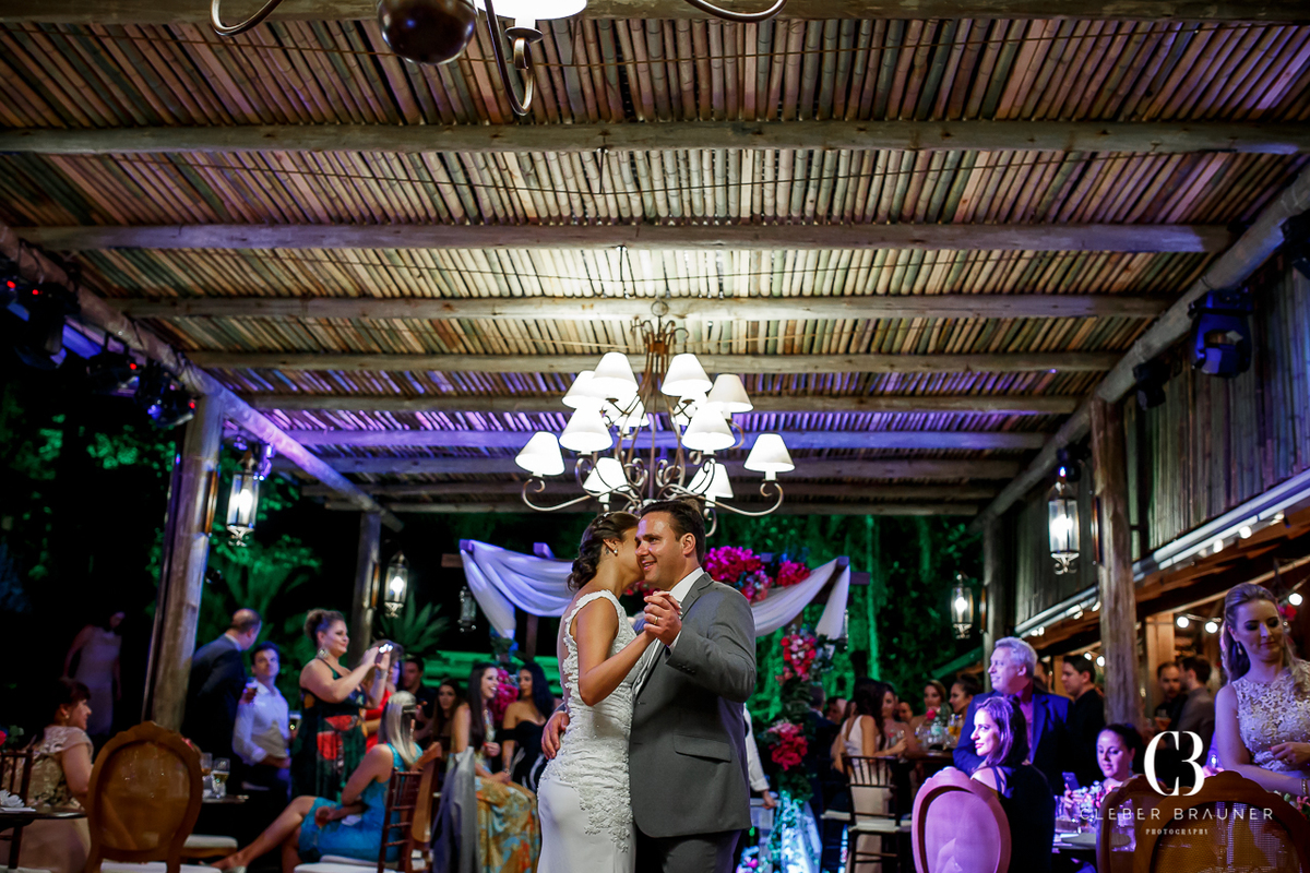 Lindo casamento realizado na Villa Tuiuty em Bento Gonçalves Rs, fotografado por Cleber Brauner, fotógrafo de casamento de Garibaldi e Porto alegre. Fotos do ensaio e trash the dress no site