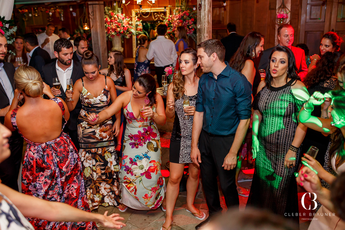Lindo casamento realizado na Villa Tuiuty em Bento Gonçalves Rs, fotografado por Cleber Brauner, fotógrafo de casamento de Garibaldi e Porto alegre. Fotos do ensaio e trash the dress no site