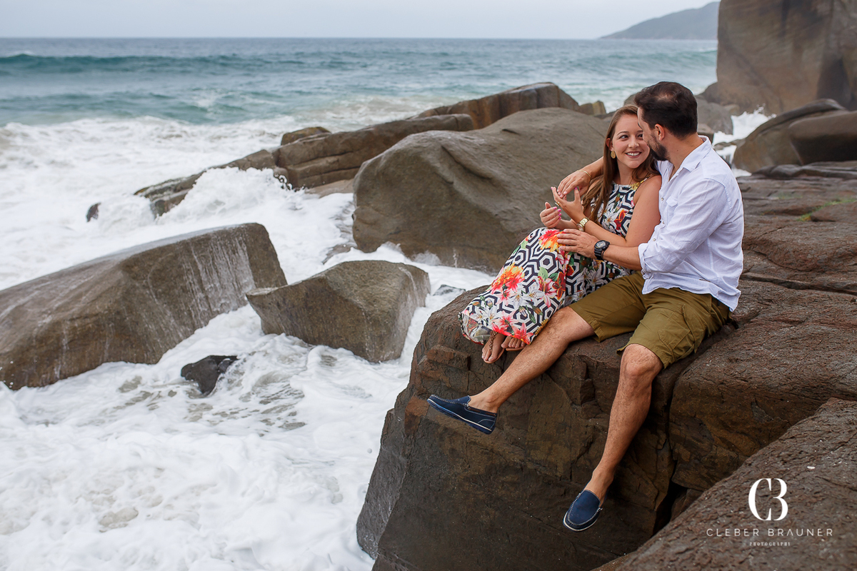 Lindo ensaio trash the dress realizado na Praia do Campeche Sc, fotografado por Cleber Brauner, fotógrafo de casamento de Garibaldi e Porto alegre, ensaio de casal de Claito e Luana.