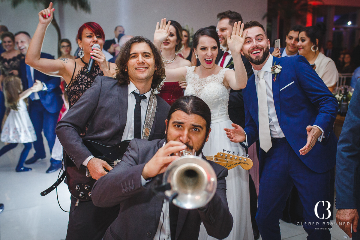 Casamento realizado na Paróquia Santo Antônio de Forqueta, onde também foi feito o ensaio fotográfico do casal e a recepção foi no Altos do Vale, com cerimonial da Silfite Eventos
