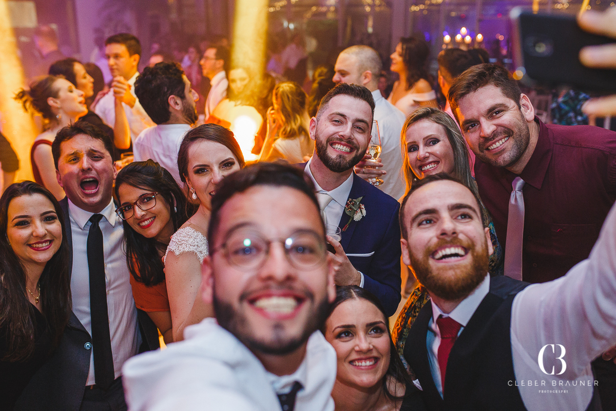 Casamento realizado na Paróquia Santo Antônio de Forqueta, onde também foi feito o ensaio fotográfico do casal e a recepção foi no Altos do Vale, com cerimonial da Silfite Eventos