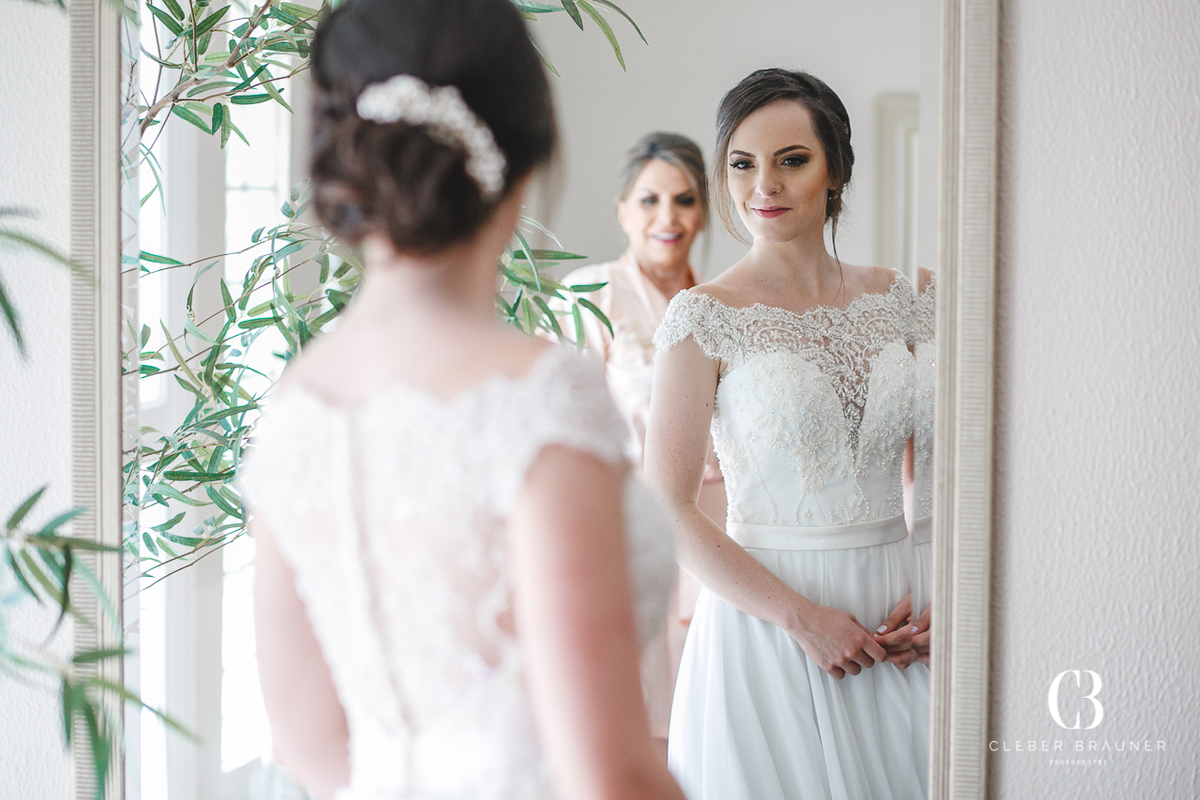 Casamento realizado na Paróquia Santo Antônio de Forqueta, onde também foi feito o ensaio fotográfico do casal e a recepção foi no Altos do Vale, com cerimonial da Silfite Eventos