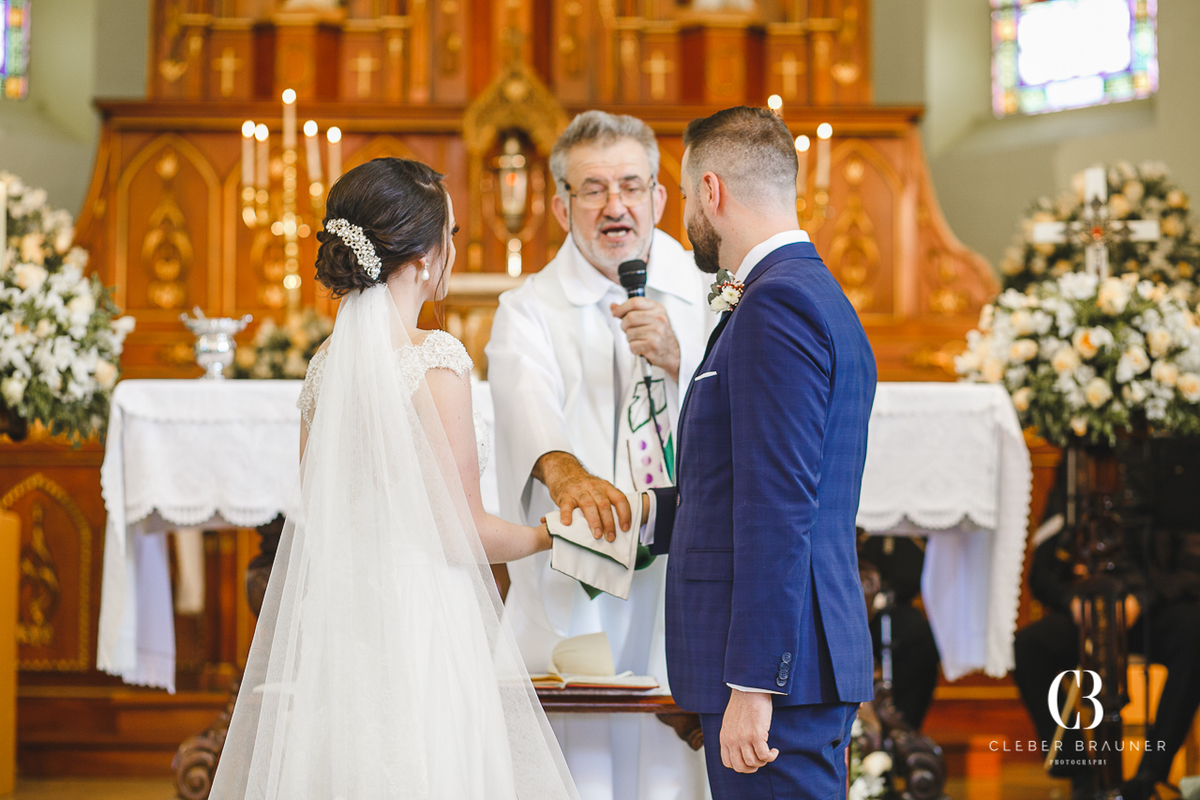 Casamento realizado na Paróquia Santo Antônio de Forqueta, onde também foi feito o ensaio fotográfico do casal e a recepção foi no Altos do Vale, com cerimonial da Silfite Eventos