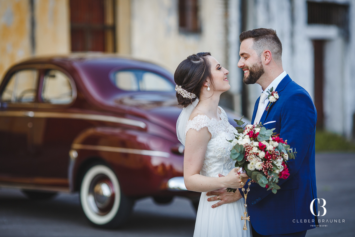 Casamento realizado na Paróquia Santo Antônio de Forqueta, onde também foi feito o ensaio fotográfico do casal e a recepção foi no Altos do Vale, com cerimonial da Silfite Eventos