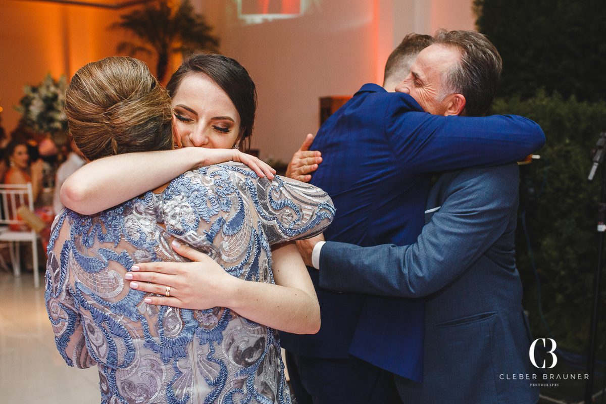 Casamento realizado na Paróquia Santo Antônio de Forqueta, onde também foi feito o ensaio fotográfico do casal e a recepção foi no Altos do Vale, com cerimonial da Silfite Eventos