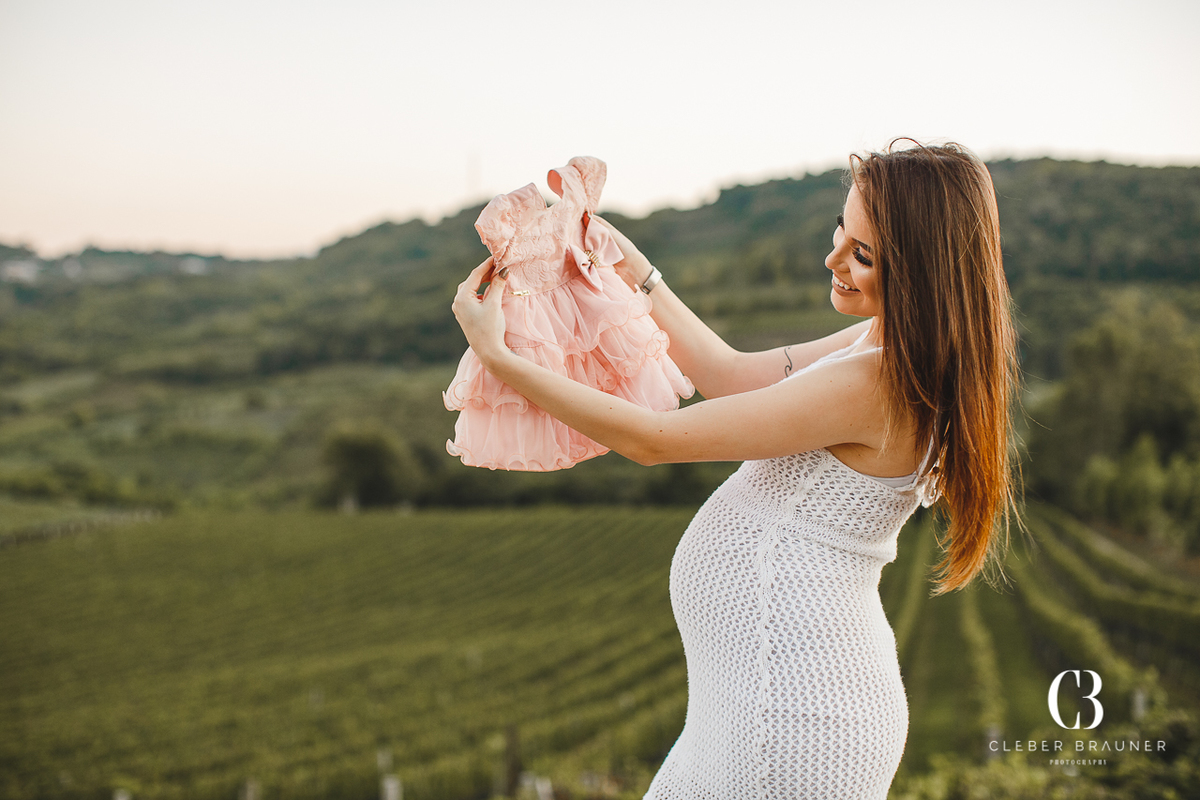 Ensaio gestante realizado na vinícola casa valduga no vale dos vinhedos em Bento Gonçalves. fotografado pelo fotógrafo de casamentos Cleber Brauner
