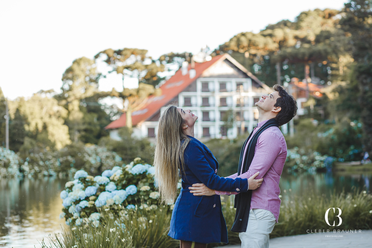 Ensaio de casal em Gramado realizado pelo fotógrafo Cleber Brauner, de Bento Gonçalves, realizado na serra gaúcha. Ensaio de casal no Lago Negro, Parque das Lavandas e fonte dos Desejos