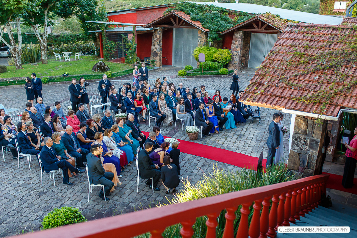 Cerimônia e recepção de casamento fotografadas por cleber Brauner na Vincícola Marco Luigi, no Vale dos Vinhedos, Bento Gonçalves. Cerimônia na vinívola realizada ao ar livre.