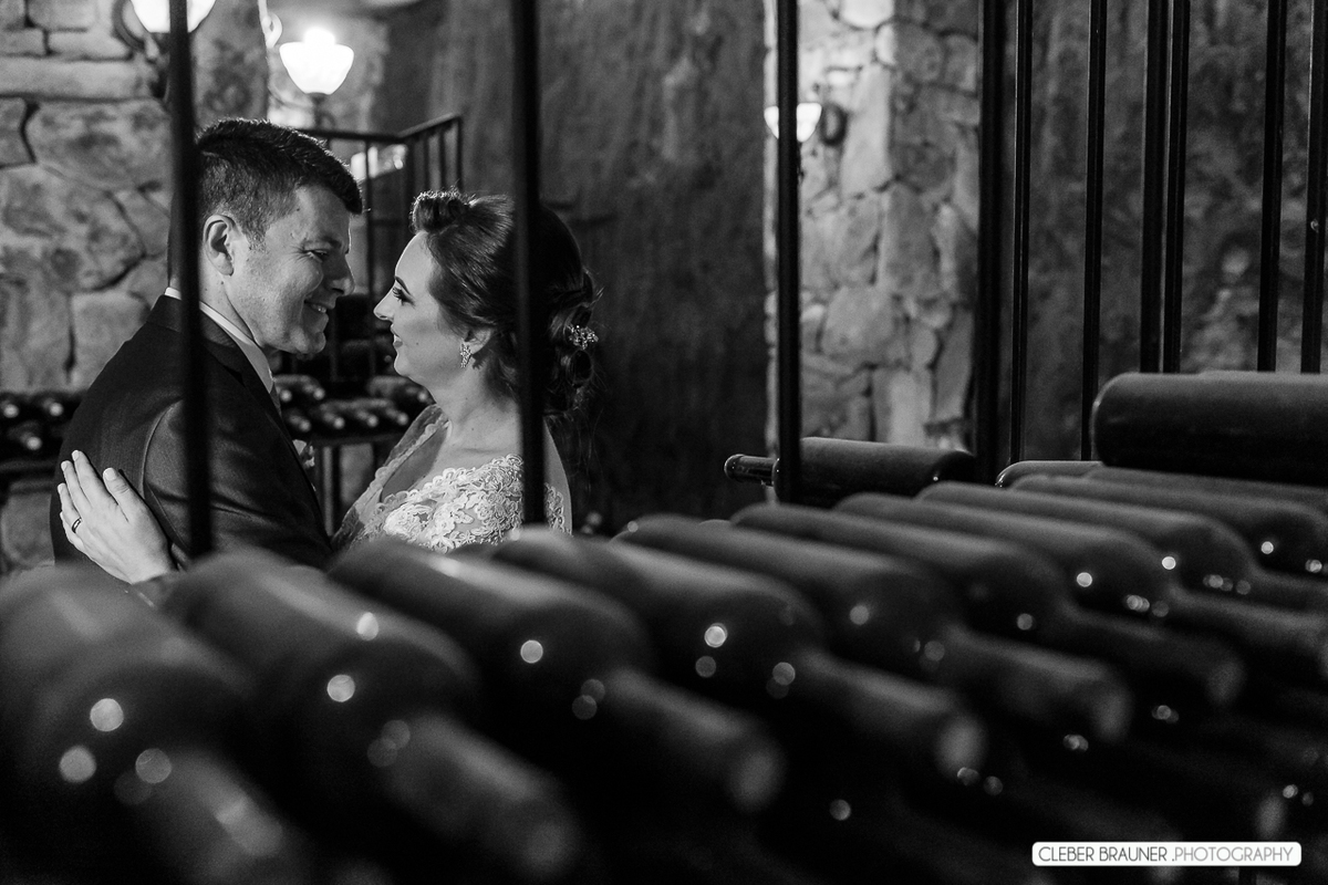 Cerimônia e recepção de casamento fotografadas por cleber Brauner na Vincícola Marco Luigi, no Vale dos Vinhedos, Bento Gonçalves. Cerimônia na vinívola realizada ao ar livre.