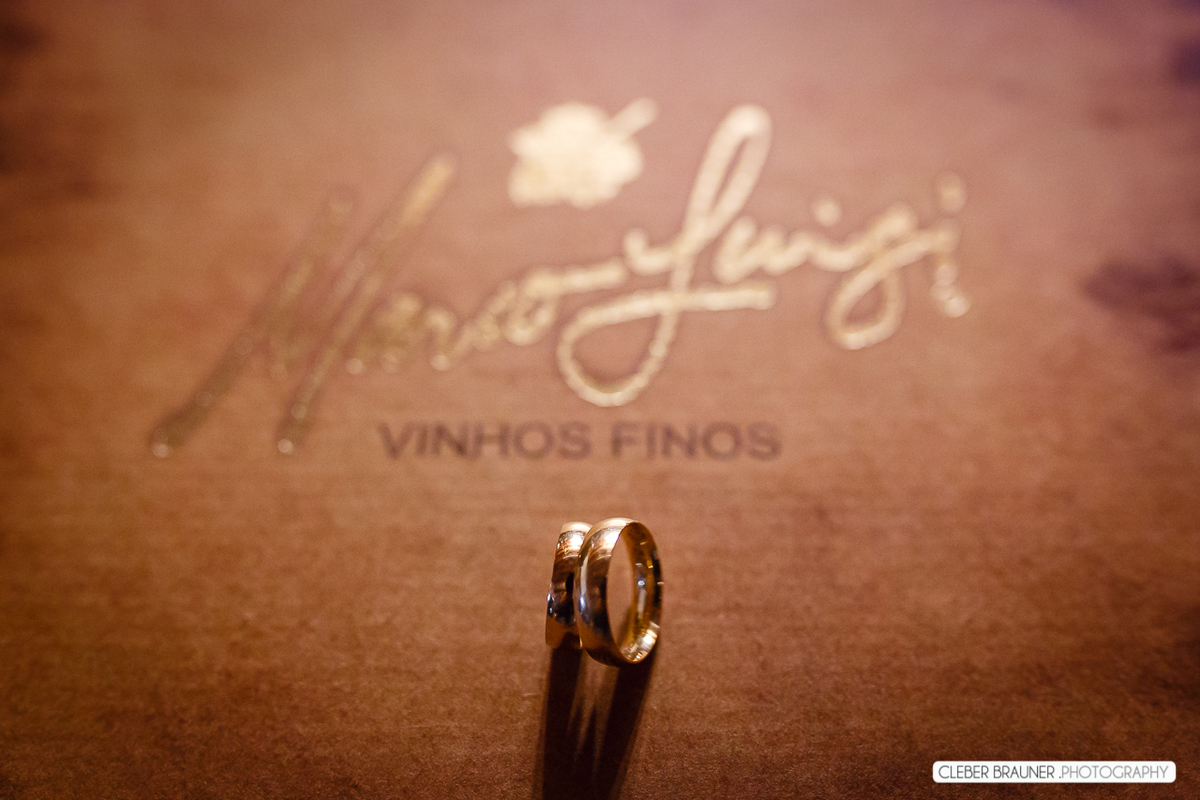 Cerimônia e recepção de casamento fotografadas por cleber Brauner na Vincícola Marco Luigi, no Vale dos Vinhedos, Bento Gonçalves. Cerimônia na vinívola realizada ao ar livre.