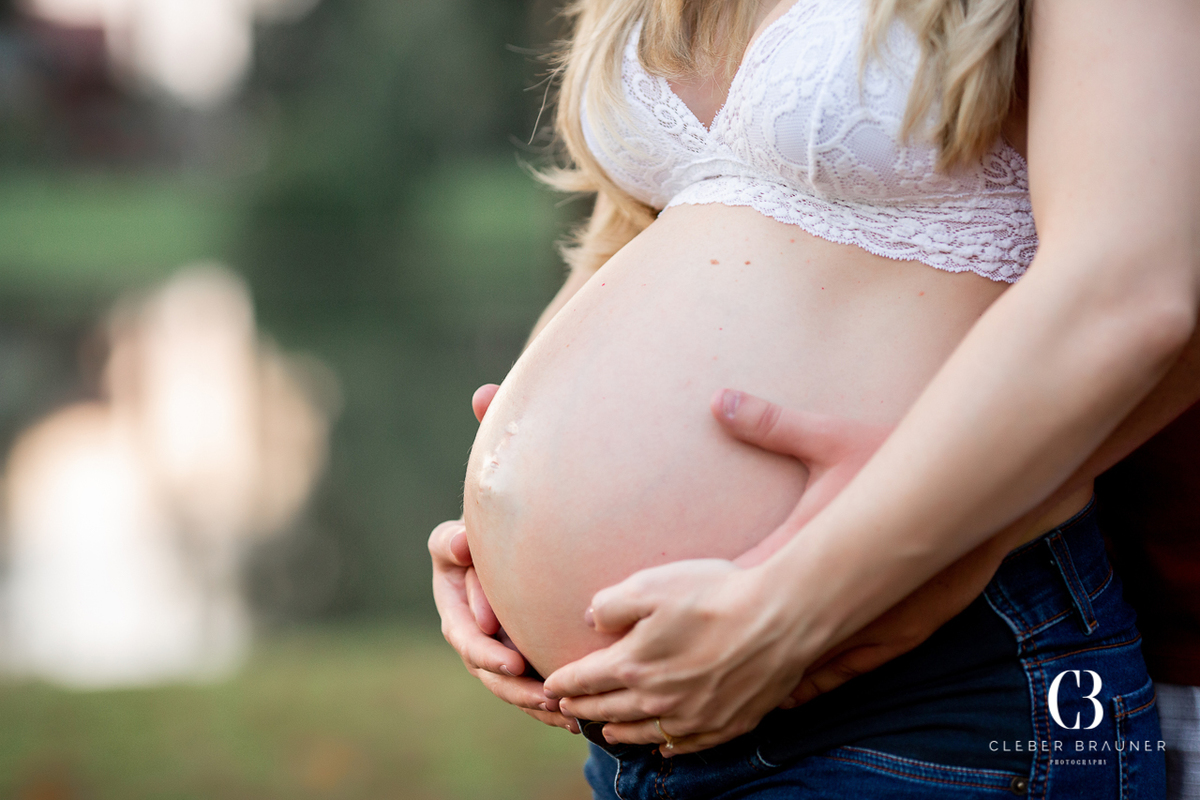 Ensaio gestante e de casal realizado na serra gaúcha e fotografado pelo fotógrafo Cleber Brauner, de Garibaldi. As fotos foram feitas no Lago Negro, em Gramado e no Condomínio Lage de Pedras, em Canela.
