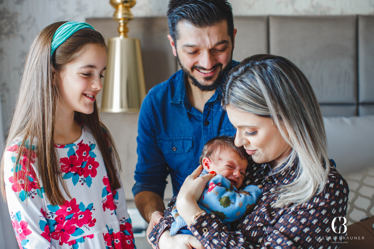 Ensaio newborn fotografado por Cleber Brauner na cidade de Garibaldi, Rio Grande do Sul. Fotógrafo de famílias e eventos. Ensaio newborn lifestyle