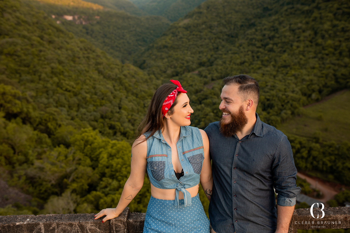 Ensaio fotográfico pré wedding e de casal fotografado pelo fotógrafo Cleber Brauner, na cidade de Vespasiano Correa, no Viaduto 13.