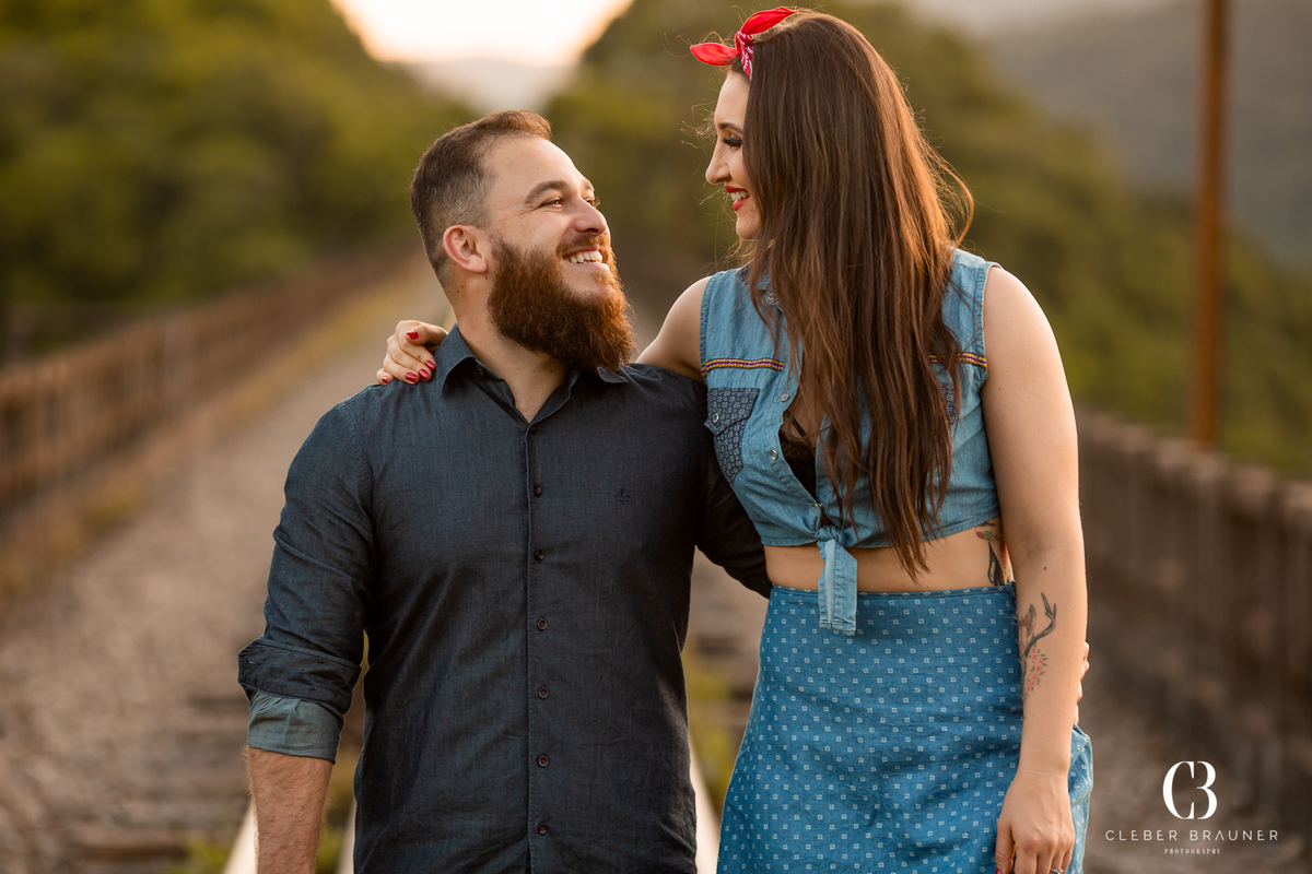 Ensaio fotográfico pré wedding e de casal fotografado pelo fotógrafo Cleber Brauner, na cidade de Vespasiano Correa, no Viaduto 13.