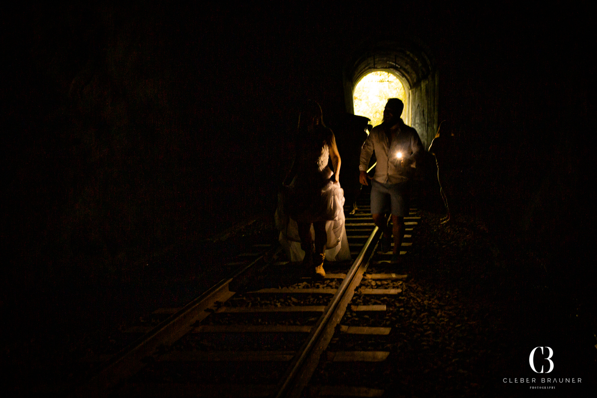 Ensaio fotográfico pré wedding e de casal fotografado pelo fotógrafo Cleber Brauner, na cidade de Vespasiano Correa, no Viaduto 13.