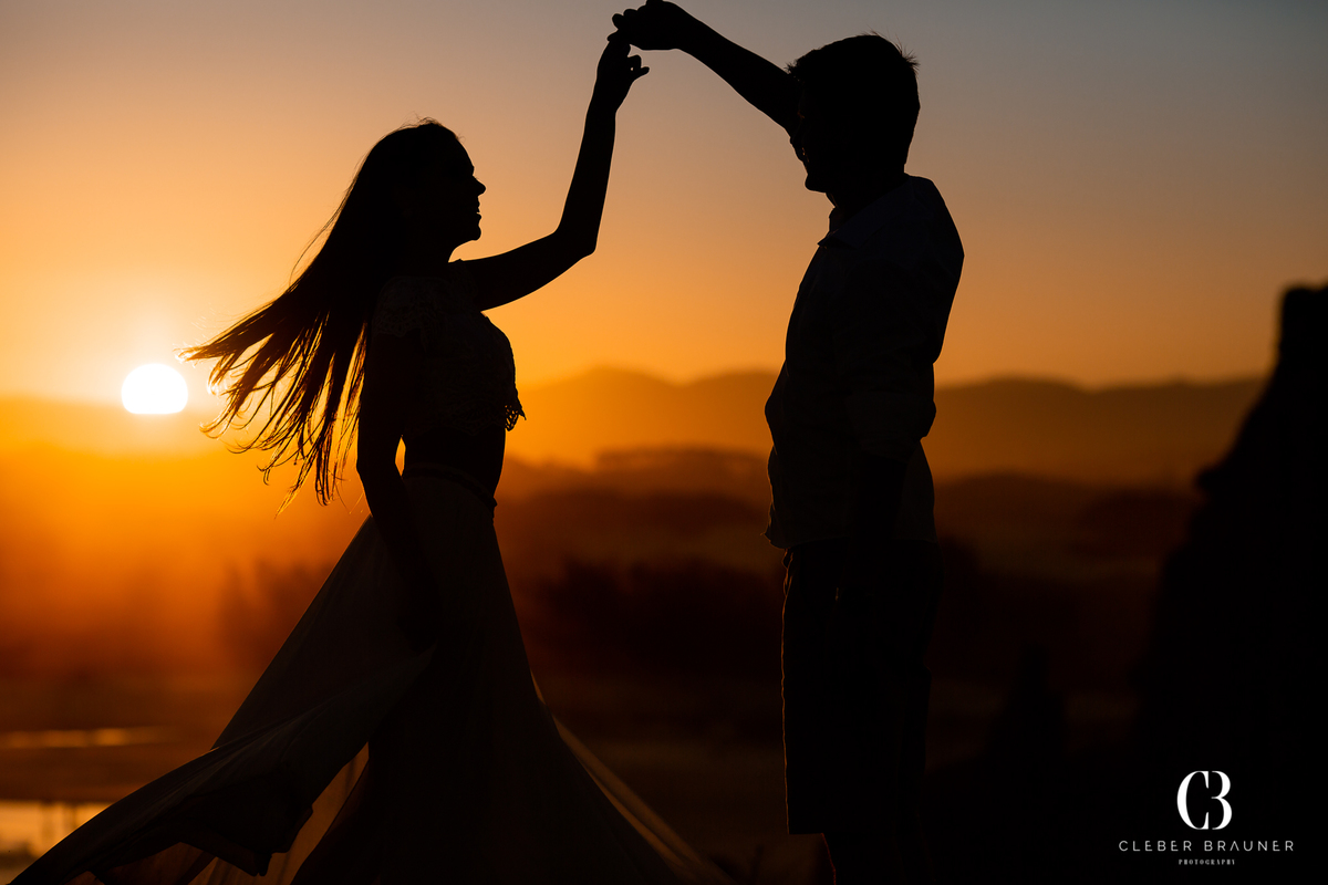 Ensaio de casal pré wedding realizado na praia de torres/Rio Grande do Sul. O fotógrafo escolhido foi Cleber Brauner, fotógrafo de eventos.