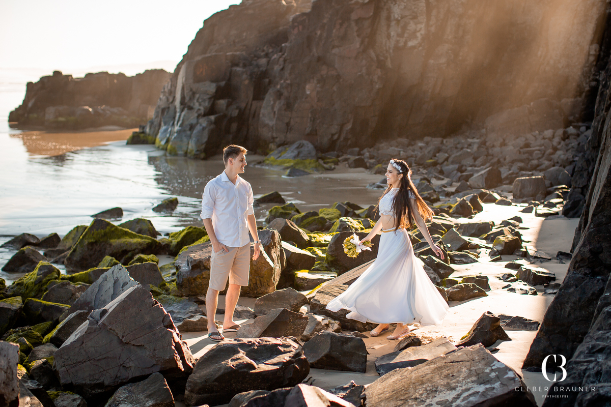 Ensaio de casal pré wedding realizado na praia de torres/Rio Grande do Sul. O fotógrafo escolhido foi Cleber Brauner, fotógrafo de eventos.