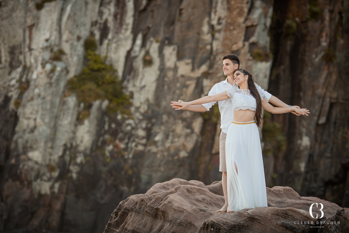 Ensaio de casal pré wedding realizado na praia de torres/Rio Grande do Sul. O fotógrafo escolhido foi Cleber Brauner, fotógrafo de eventos.