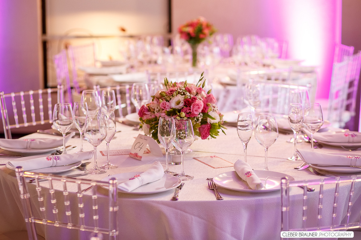 Linda festa de 15 anos fotografada pelo fotografo de casamento de caxias do sul Cleber Brauner, a Debutande estava
simplesmente linda a festa ocorreu na Vinícoça Lovara no Vale dos vinhedos em Bento Gonçalves.